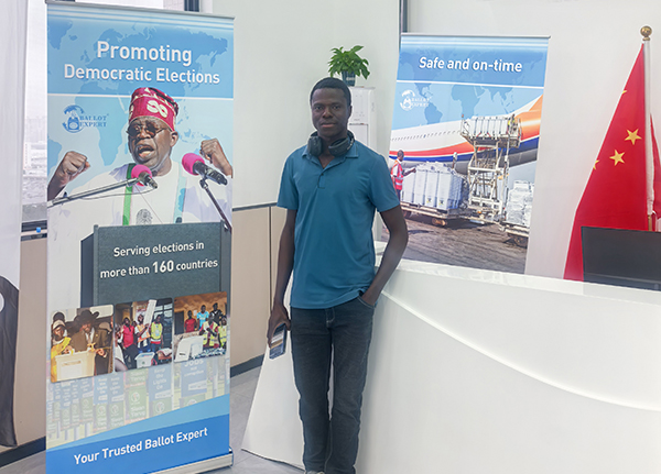 Welcome Togolese customers to visit the flag factory